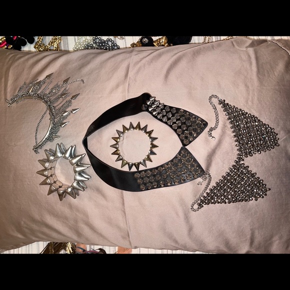 Jewelry - Picture 1 of 1